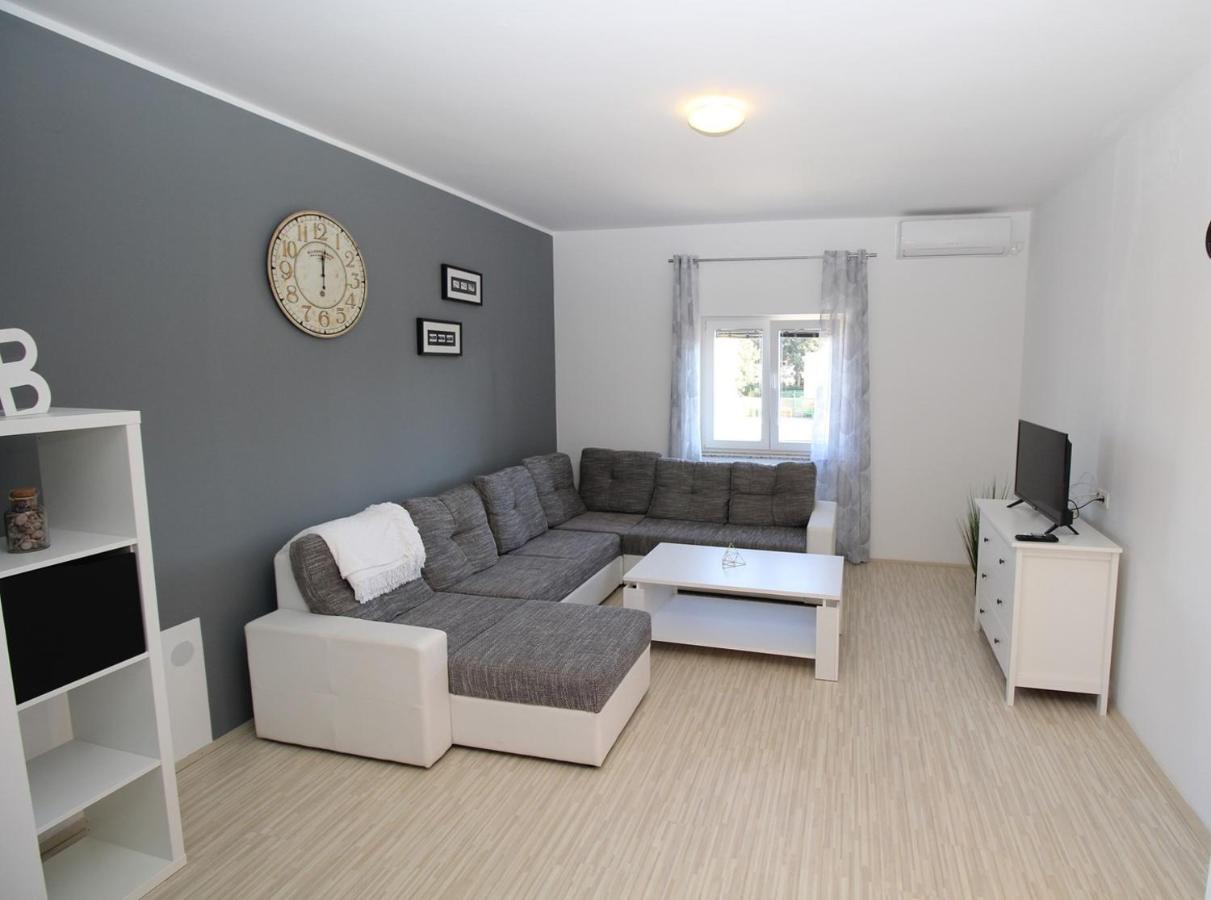 Apartmani Loli Ugljan Eksteriør billede
