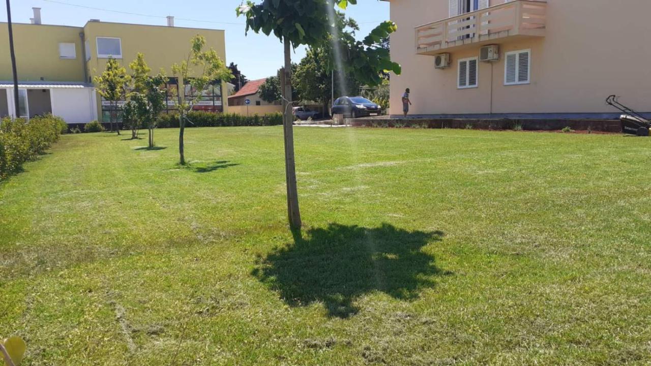 Apartmani Loli Ugljan Eksteriør billede